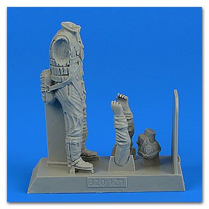 1/32 WWII German Luftwaffe Pilot w/Life Jacket