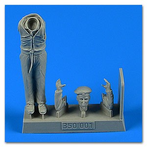 1/35 WWII German Submarine Kriegsmarine Sailor #1 (Standing Arms Bent)