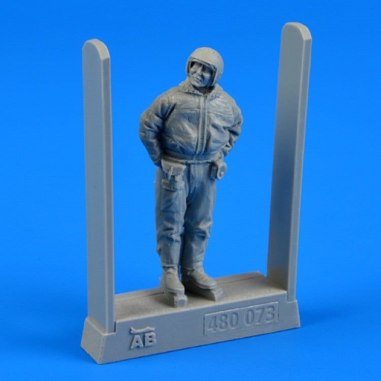 1/48 Soviet Air Force Fighter Pilot Winter (Standing)