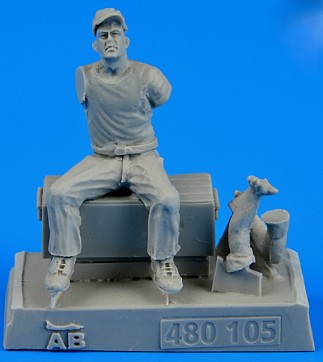 1/48 WWII US Army Aircraft Mechanic #1 Pacific Theatre (Sitting drinking from bottle)