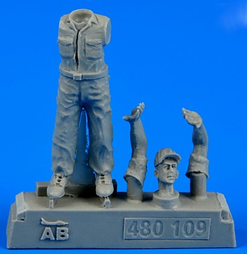 1/48 WWII US Army Aircraft Mechanic #3 Pacific Theatre (Standing arms up as to stop)