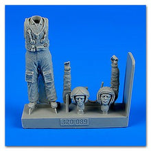 1/32 Soviet Pilot w/Lift Jacket Cold War (Standing)