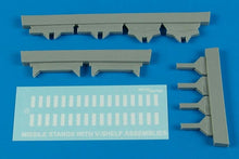 1/32 USAF Missile Maintenance Stands w/V-Shelf Assembly