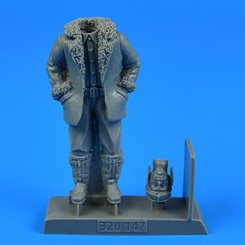 1/32 WWI German/Austro-Hungarian Pilot Winter (Standing w/Hands in Coat Pockets)