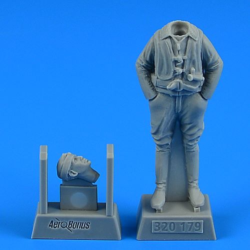 1/32 WWII German Luftwaffe Pilot Standing A