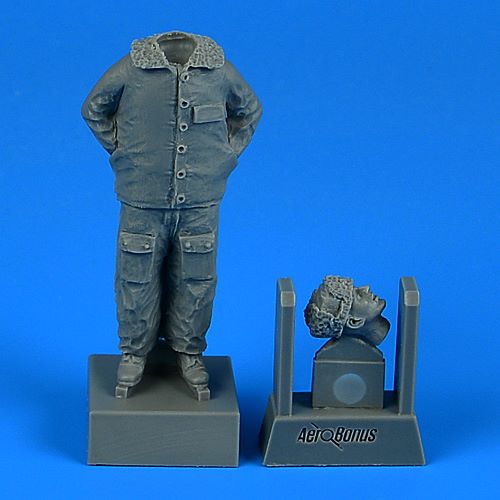 1/32 Russian Officer Aircraft Mechanic Winter