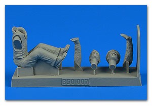 1/35 WWII German Submarine Kriegsmarine Sailor #4 (Sitting Arms Down)