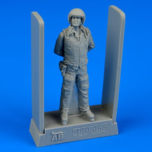 1/48 Soviet AF Fighter Pilot (Standing arms behind)
