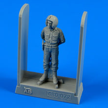 1/48 USAF Training Group Pilot Vietnam War (Standing arms behind)