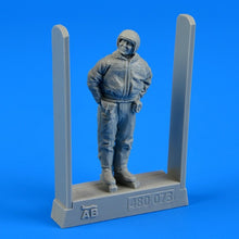 1/48 Soviet Air Force Fighter Pilot Winter (Standing)