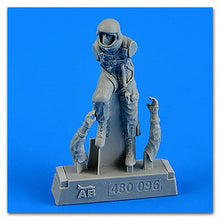 1/48 USAF Fighter Pilot in Pressure Suit 1960-75 (Climbing pose)