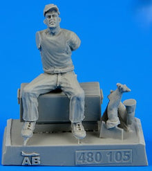 1/48 WWII US Army Aircraft Mechanic #1 Pacific Theatre (Sitting drinking from bottle)