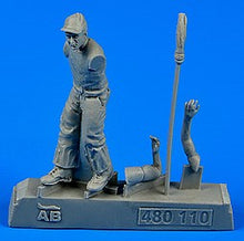 1/48 WWII US Army Aircraft Mechanic Pacific Theatre (Standing w/Mop)