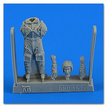 1/48 WWII Soviet Woman Pilot w/Parachute (Standing)