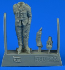 1/48 WWI French Pilot #2 (Standing 1 Hand in Pocket other holding out to side)