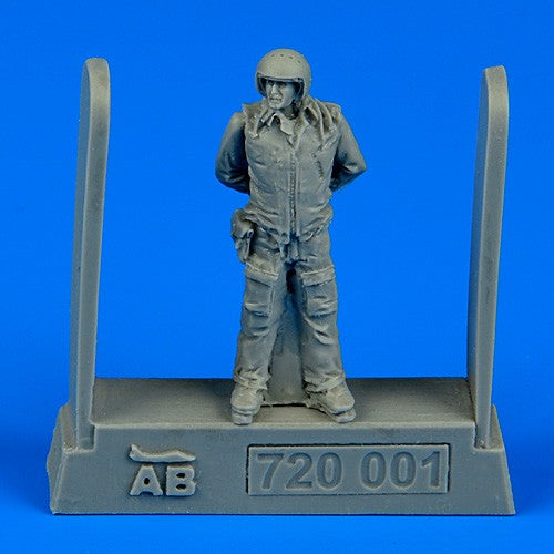 1/72 Soviet Air Force Fighter Pilot (Standing arms behind)