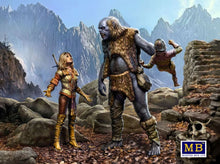 1/24 World of Fantasy: Female Warrior & Giant Holding Gnome (3)